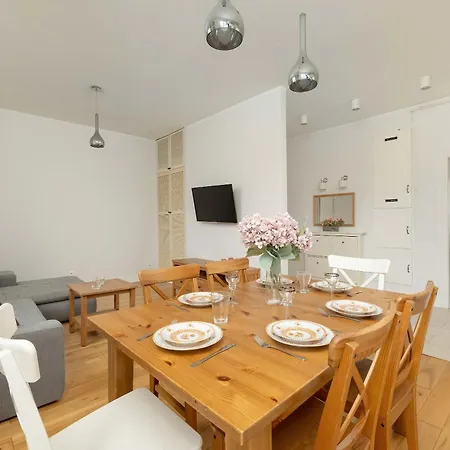 Pawlowa Stylish With Balcony & Office By Renters Apartment