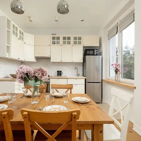Pawlowa Stylish With Balcony & Office By Renters Apartment